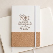 Personalizowany notatnik z korkiem i grafiką kampera to prezent dla miłośnika camperowania i podróży.