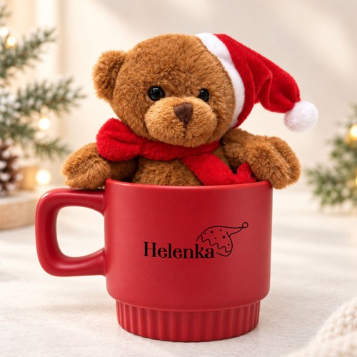 Personalizowany czerwony kubek z imieniem i pluszowym misiem to świąteczny prezent dla dziecka na Mikołajki.