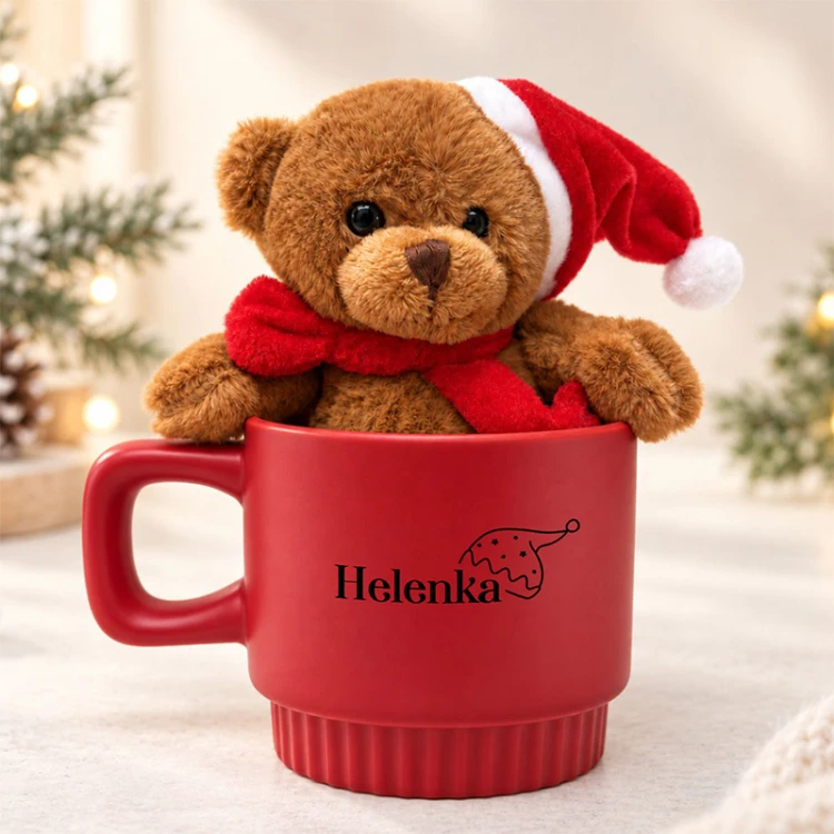 Personalizowany czerwony kubek z imieniem i pluszowym misiem to świąteczny prezent dla dziecka na Mikołajki.