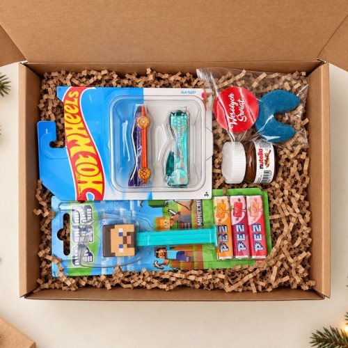 Zestaw świąteczny dla chłopca z autkami Hot Wheels, słodyczami, gadżetem w stylu Minecraft i ciasteczkiem z wróżbą.