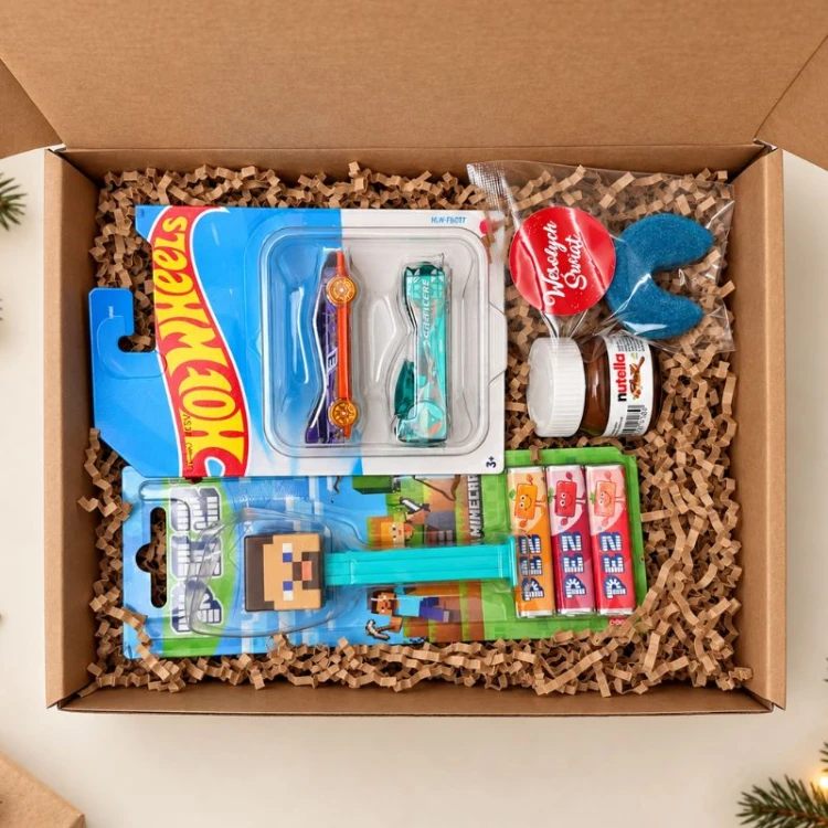 Zestaw świąteczny dla chłopca z autkami Hot Wheels, słodyczami, gadżetem w stylu Minecraft i ciasteczkiem z wróżbą.