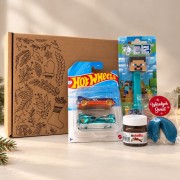 Gotowy prezent pod choinkę dla chłopca z Hot Wheels, Nutellą, cukierkami owocowymi i świątecznym ciasteczkiem.