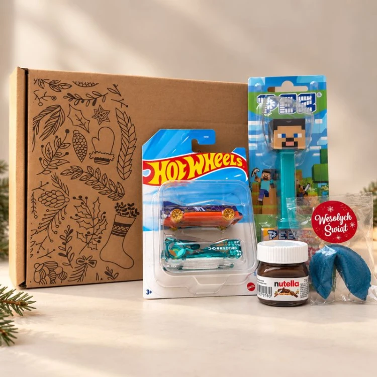 Gotowy prezent pod choinkę dla chłopca z Hot Wheels, Nutellą, cukierkami owocowymi i świątecznym ciasteczkiem.