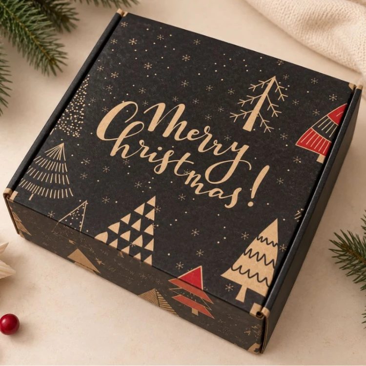 Czarne pudełko świąteczne z napisem „Merry Christmas!” i motywami choinek tworzy elegancką oprawę prezentu.