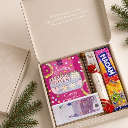 Świąteczny box ze słodyczami w ozdobnym pudełku zawierający czekoladę, baton marcepanowy, gumy Maoam, mini czekoladki oraz zestaw do tworzenia biżuterii z cukierków.