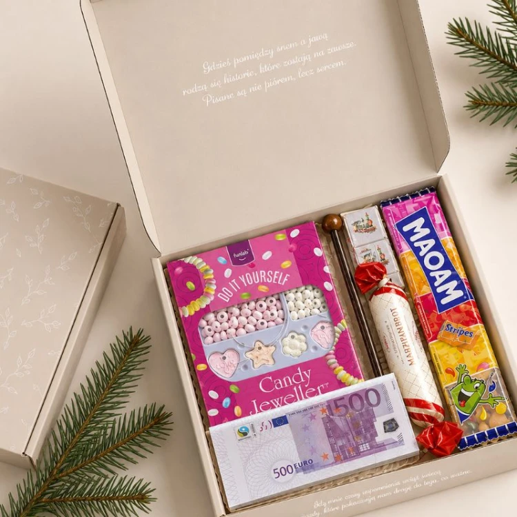 Świąteczny box ze słodyczami w ozdobnym pudełku zawierający czekoladę, baton marcepanowy, gumy Maoam, mini czekoladki oraz zestaw do tworzenia biżuterii z cukierków.