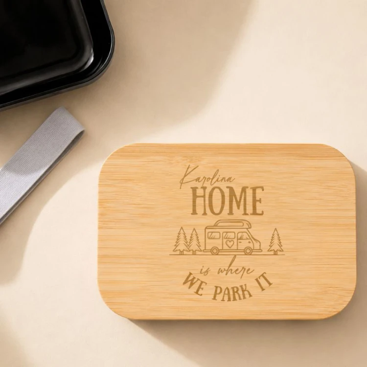 Lunchbox z imieniem, kamperem i napisem „HOME is where WE PARK IT” sprawdzi się jako praktyczny prezent dla fana podróży.