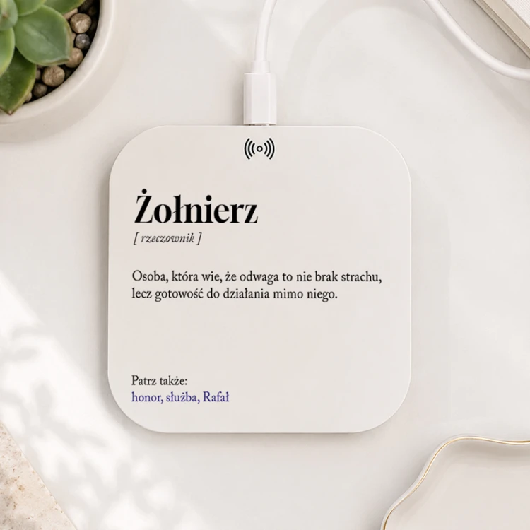 Ładowarka indukcyjna z definicją żołnierza, hasłami o honorze i służbie oraz personalizowanym imieniem to prezent świąteczny dla wojskowego.