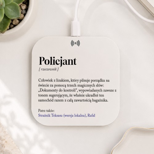 Ładowarka indukcyjna z definicją policjanta i personalizowanym imieniem to zabawny prezent świąteczny dla funkcjonariusza.