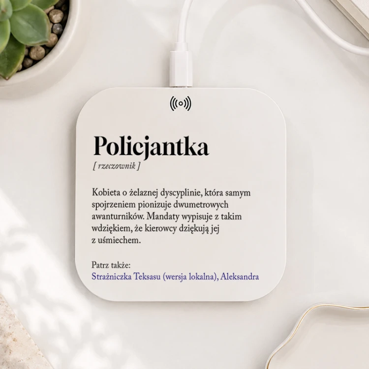 Ładowarka indukcyjna z napisem „Policjantka”, humorystyczną definicją i imieniem to praktyczny prezent pod choinkę.