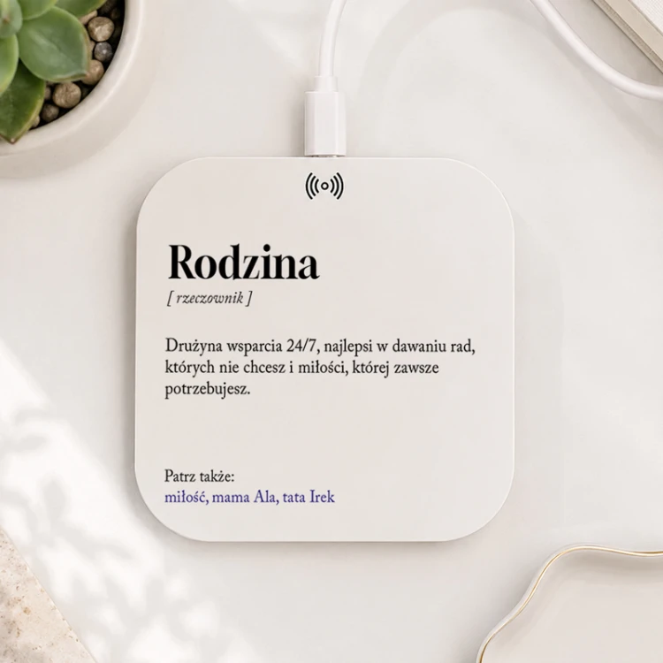Ładowarka indukcyjna z definicją „Rodzina” i imionami rodziców to praktyczny wspólny prezent świąteczny dla bliskich.