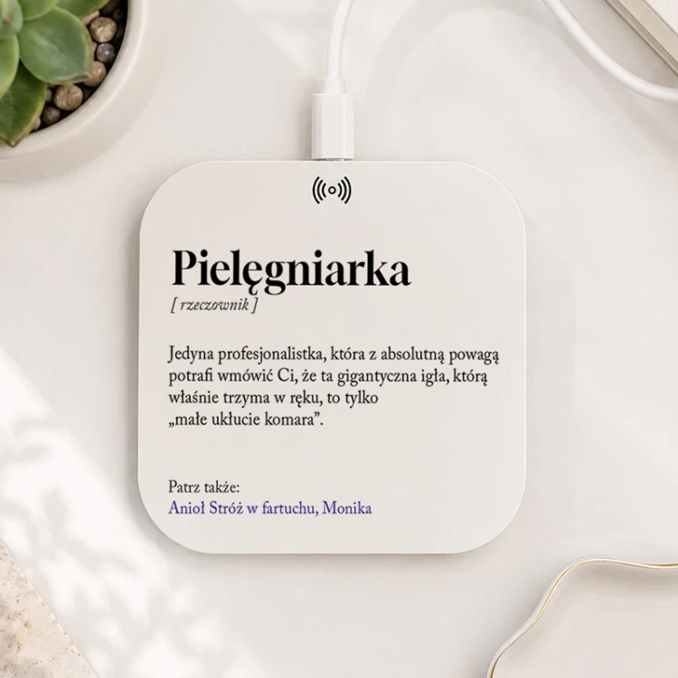 Ładowarka indukcyjna z definicją pielęgniarki i personalizowanym imieniem jako praktyczny prezent na święta.