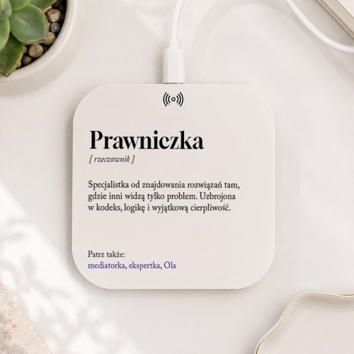 Ładowarka indukcyjna z napisem „Prawniczka”, humorystyczną definicją i imieniem to pomysł na prezent pod choinkę.