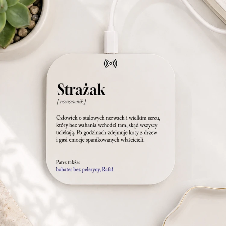 Ładowarka indukcyjna z napisem „Strażak”, humorystyczną definicją i imieniem to oryginalny prezent dla strażaka na święta.