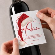 Personalizowana etykieta świąteczna na alkohol z imieniem, czapką Mikołaja i miejscem na podpis lub logo firmy.