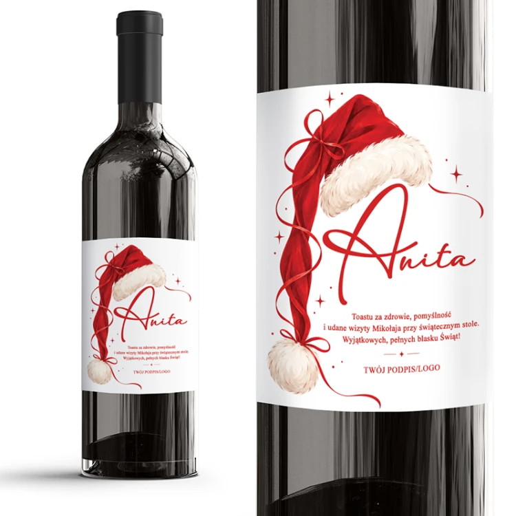Świąteczna naklejka na butelkę wina z czapką Mikołaja, personalizowanym imieniem i logo, pokazana w zbliżeniu.