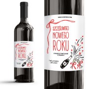 Noworoczna etykieta samoprzylepna na butelce wina z czerwonym napisem Szczęśliwego Nowego Roku, fajerwerkami i miejscem na logo firmy.