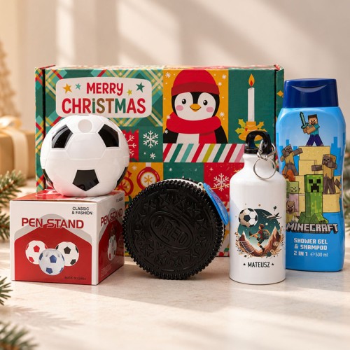 Zestaw świąteczny dla chłopaka fana piłki nożnej i gier zawiera bidon z imieniem, stojak na długopisy, kosmetyk Minecraft i Oreo.