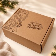 Ozdobne pudełko świąteczne Merry Christmas na zestaw prezentowy z przysmakami.