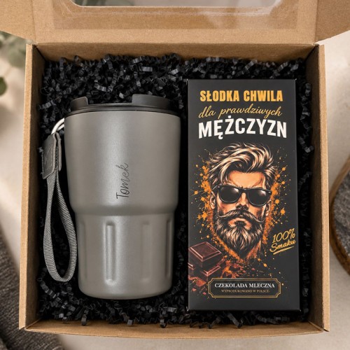 Elegancki zestaw świąteczny dla mężczyzny z personalizowanym kubkiem termicznym i mleczną czekoladą.