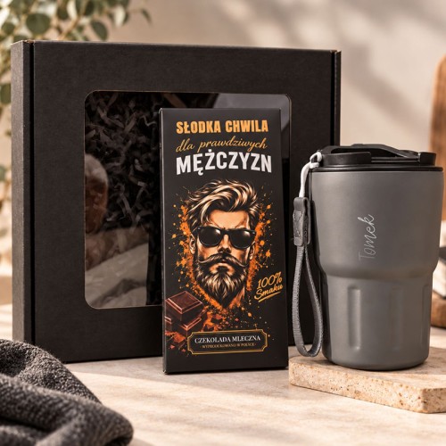 Zestaw prezentowy dla mężczyzny z kubkiem termicznym z grawerem i czekoladą na Boże Narodzenie.