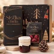 Czarny zestaw świąteczny ze słodyczami, mleczną czekoladą, wiśniami i żurawiną na prezent pod choinkę.
