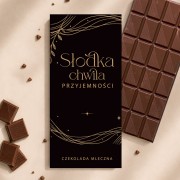 Czekolada mleczna Słodka Chwila Przyjemności jako dodatek do świątecznego zestawu prezentowego.