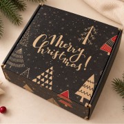 Eleganckie pudełko prezentowe Merry Christmas w czarno-złotej kolorystyce na Boże Narodzenie.