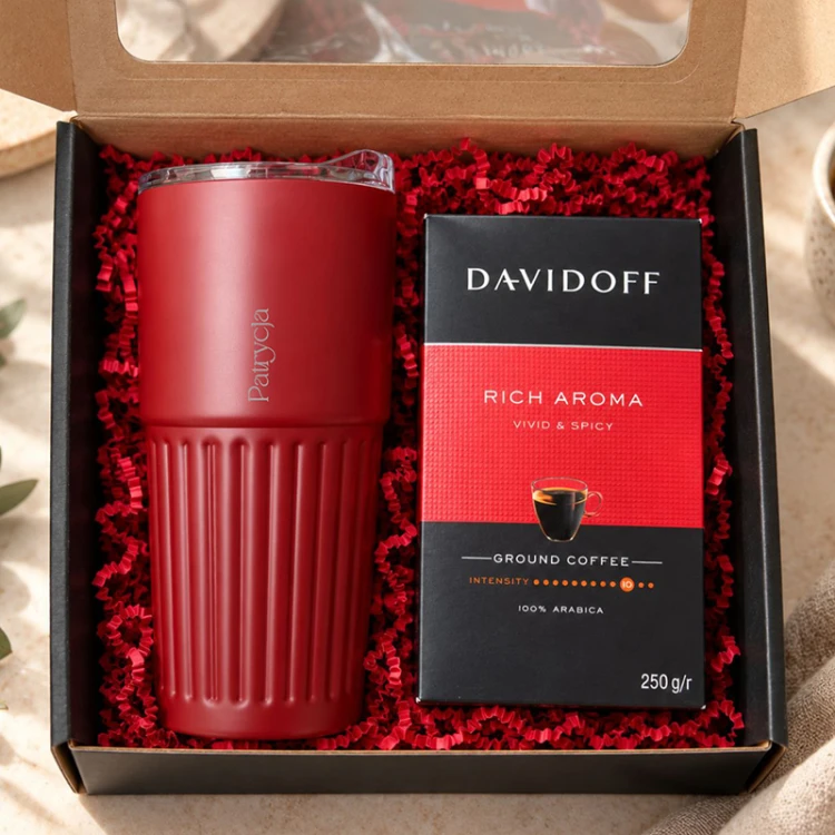 Elegancki zestaw świąteczny z bordowym kubkiem termicznym z imieniem i kawą Davidoff w czarnym pudełku.
