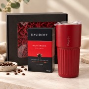 Gotowy prezent pod choinkę z personalizowanym kubkiem termicznym i kawą Davidoff Rich Aroma.