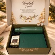 Gotowy prezent firmowy na Boże Narodzenie z personalizowaną butelką, kalendarzem i słodkim dodatkiem w ozdobnym pudełku.