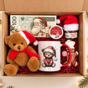 Świąteczna paczka dla dziecka z personalizowanym kubkiem, pluszowym misiem, czekoladą, Nutellą, jojo i zawieszką.