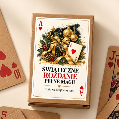 Świąteczne karty do gry w kraftowym pudełku z napisem Świąteczne rozdanie pełne magii i złotymi dekoracjami.