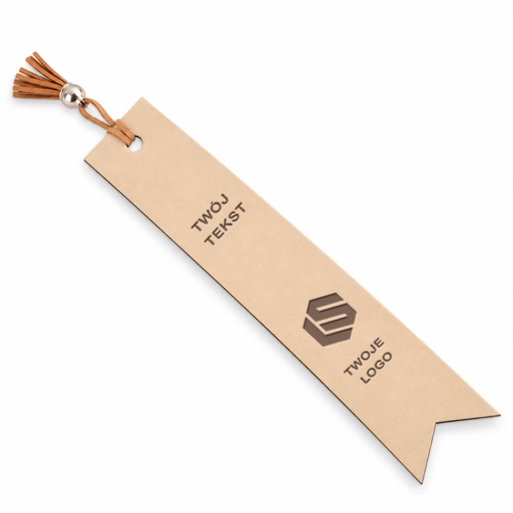 Brązowa zakładka skórzana z personalizacją logo firmy i własnym napisem, elegancki gadżet reklamowy.
