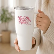 Personalizowany biały kubek termiczny dla fryzjerki z różowym nadrukiem Good Hair Maker, szczotką do włosów i imieniem.