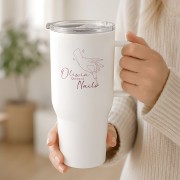 Personalizowany kubek termiczny dla stylistki paznokci z różowym napisem Queen of Nails, imieniem i grafiką dłoni z pilnikiem.