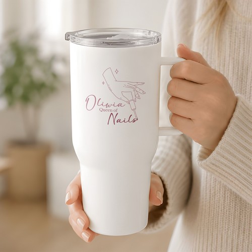 Personalizowany kubek termiczny dla stylistki paznokci z różowym napisem Queen of Nails, imieniem i grafiką dłoni z pilnikiem.