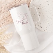 Biały kubek termiczny z imieniem dla manicurzystki, różowy nadruk Queen of Nails na kubku z uchwytem i pokrywką.