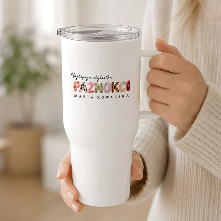 Imienny biały kubek termiczny dla stylistki paznokci z kolorowym napisem Najlepsza stylistka PAZNOKCI i personalizowanym nazwiskiem.