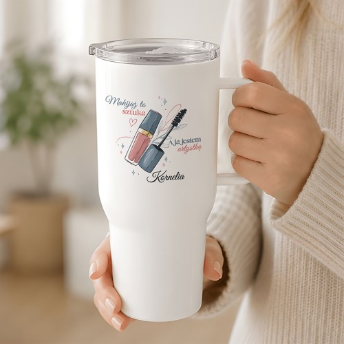 Personalizowany biały kubek termiczny dla kosmetyczki z imieniem, nadrukiem Makijaż to sztuka i grafiką błyszczyka oraz tuszu do rzęs.