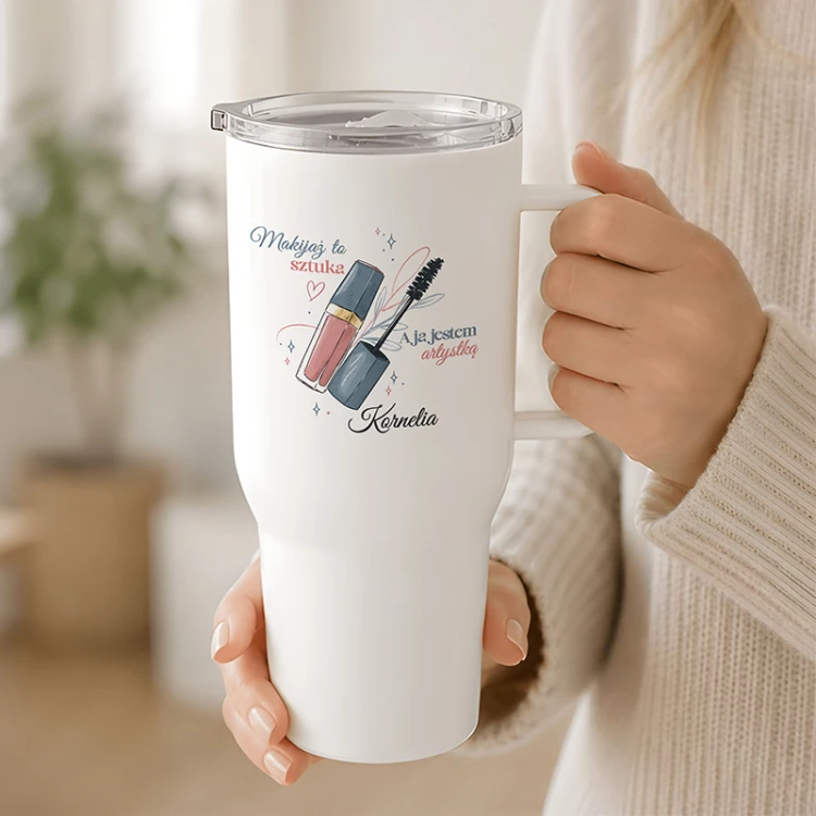 Personalizowany biały kubek termiczny dla kosmetyczki z imieniem, nadrukiem Makijaż to sztuka i grafiką błyszczyka oraz tuszu do rzęs.