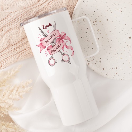 Personalizowany kubek termiczny Najlepsza Fryzjerka z ozdobnym różowym nadrukiem, imieniem i białym uchwytem.