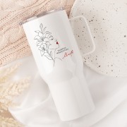 Biały kubek termiczny dla wizażystki z eleganckim nadrukiem, czerwonym imieniem i motywem kobiecego profilu z kwiatami.