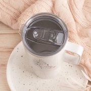 Kubek termiczny dla makijażystki z przezroczystą pokrywką i personalizowanym nadrukiem, widok z góry.
