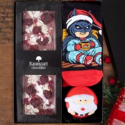 Świąteczny zestaw prezentowy z czekoladą, skarpetami Batman i piłeczką Mikołaj.