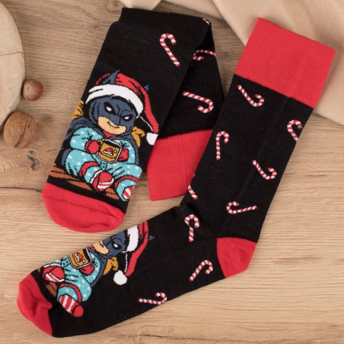 Skarpety świąteczne Batman w czarno-czerwonym kolorze.
