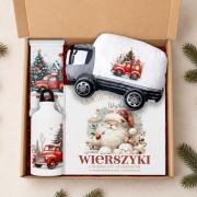 Świąteczny zestaw prezentowy dla dziecka z książką, bidonem, poduszką ciężarówką i słodkim upominkiem.