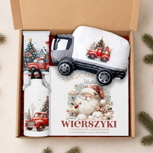 Świąteczny zestaw prezentowy dla dziecka z książką, bidonem, poduszką ciężarówką i słodkim upominkiem.