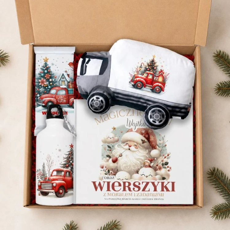 Świąteczny zestaw prezentowy dla dziecka z książką, bidonem, poduszką ciężarówką i słodkim upominkiem.