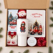 Świąteczny BOX prezentowy dla nastolatki z personalizowanym notesem, kubkiem termicznym, czekoladą, lusterkiem, skarpetkami i dodatkami.